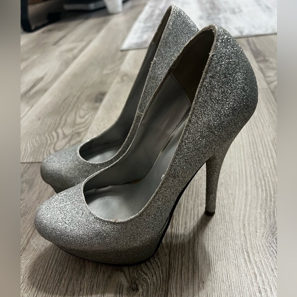 Elegant Silver Glitter High Heels - Picture 2 of 4